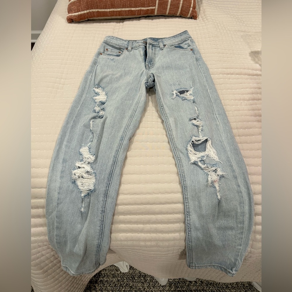 MOM JEANS || distressed blue jeans